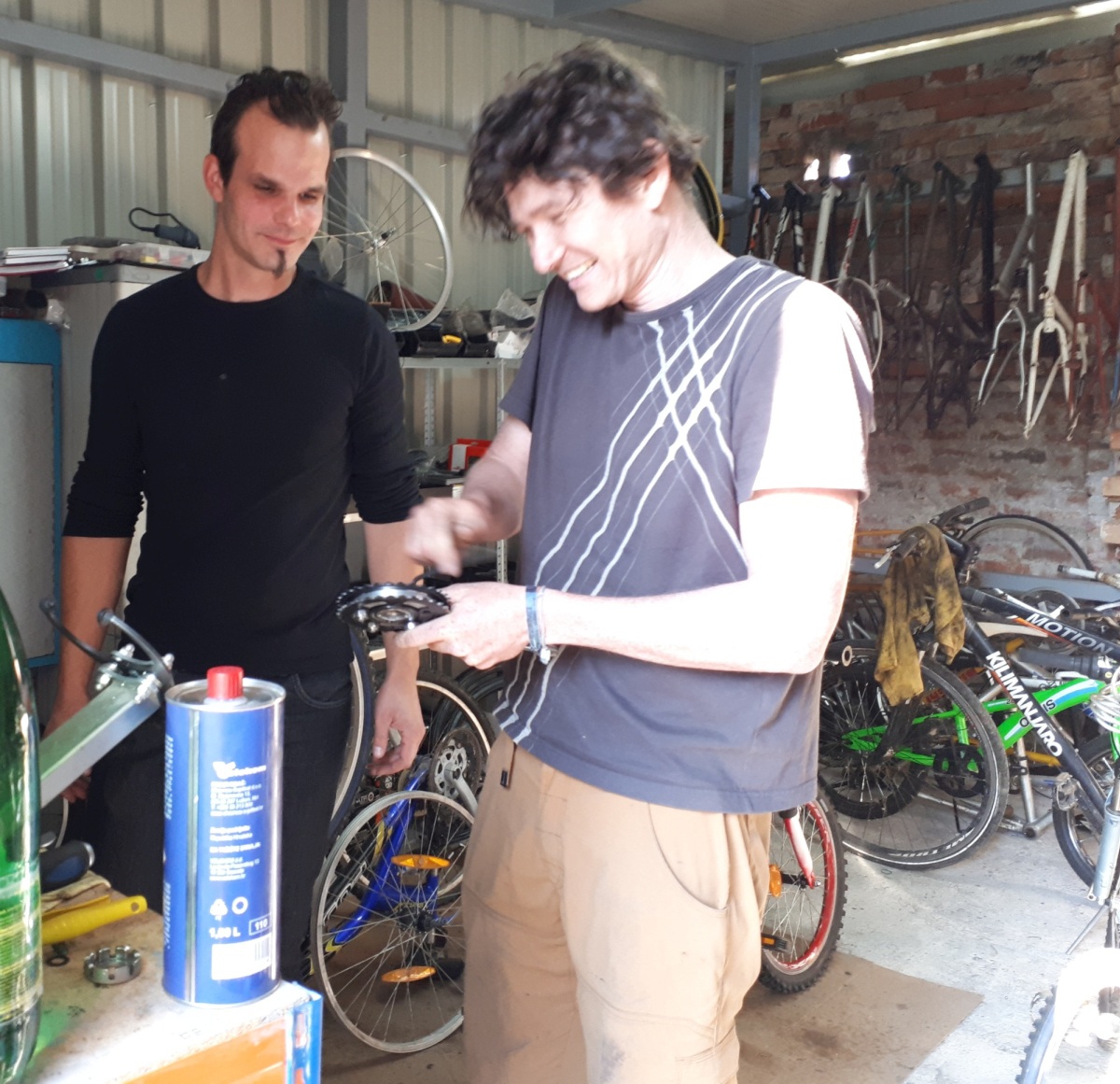 I was not really expectnig that we'd actually get our broken freewheeling double chainring rowing rig repaired in a small Croatian town on a sunday evening. Danijel you are amazing!